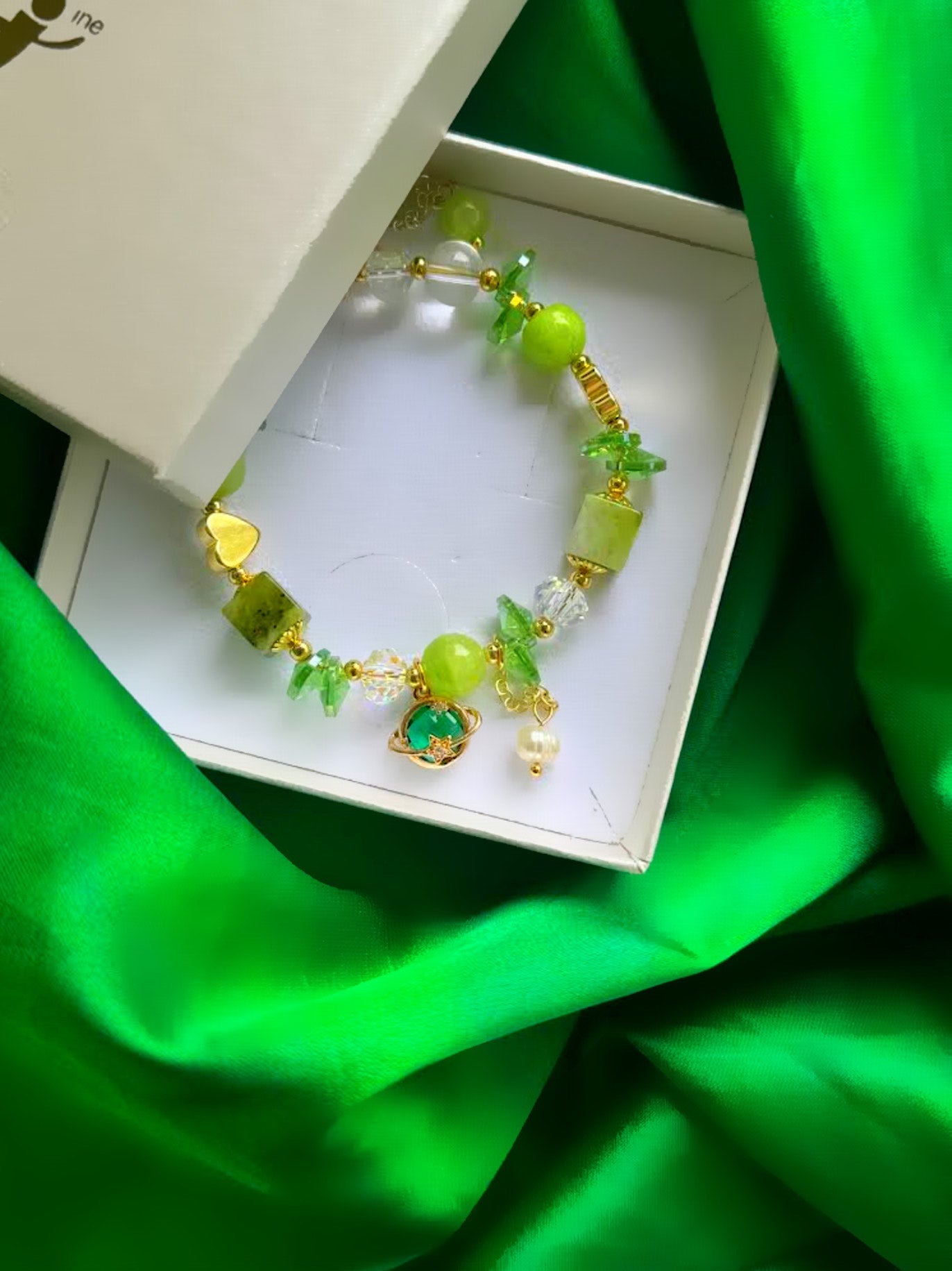 "Green Allure: Das Edelstein-Armband"