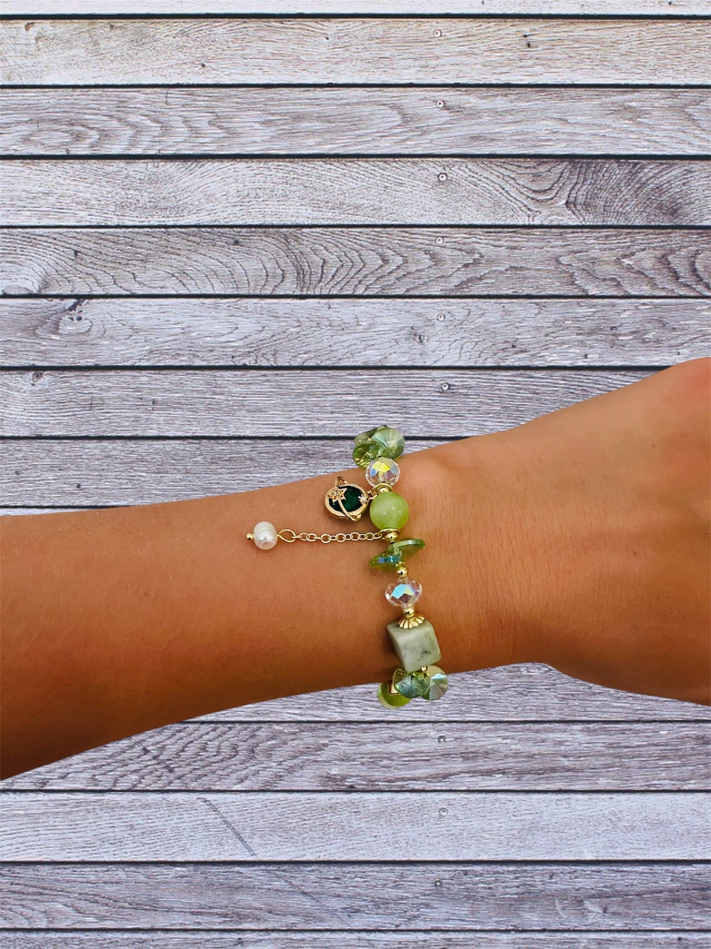 "Green Allure: Das Edelstein-Armband"