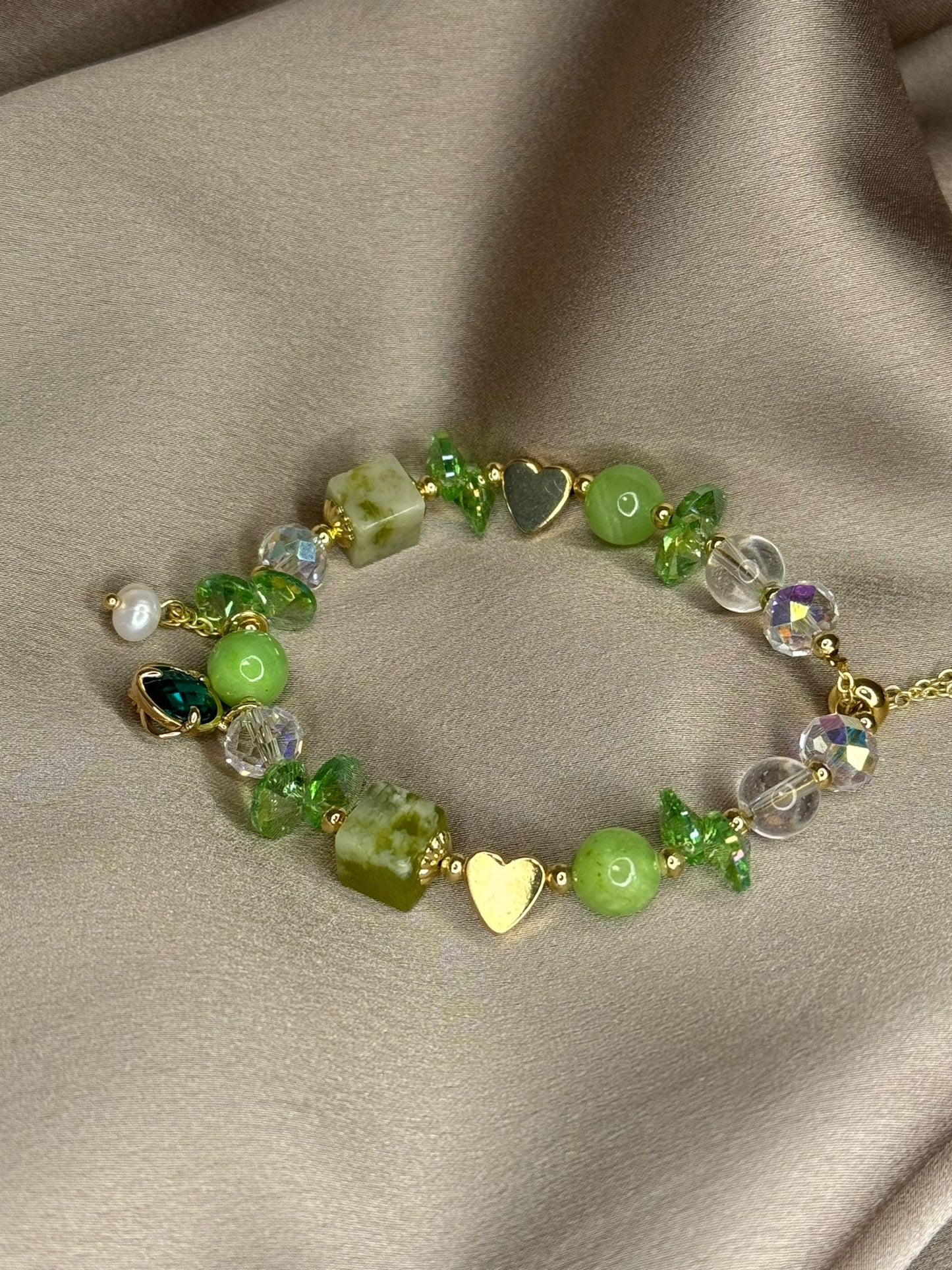 "Green Allure: Das Edelstein-Armband"