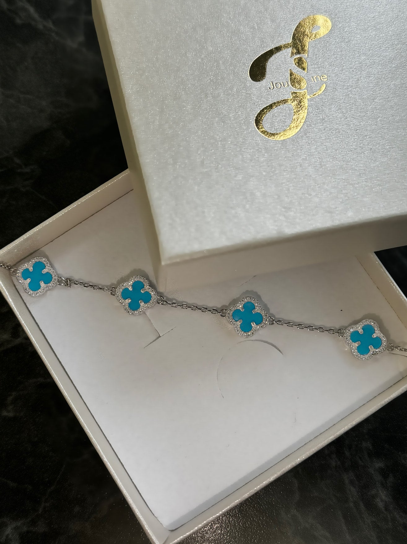 "Timeless Clover: Das Charm-Armband"