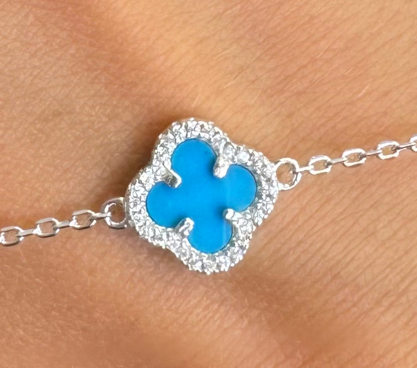 "Timeless Clover: Das Charm-Armband"